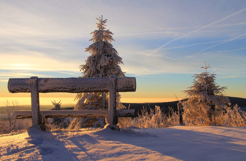 雪覆盖在山顶上板凳日落Snow Covered Bench on Mountain Top during Sunset|云,冬天,冷,日出,日落,板凳上,自然,雪-海量高质量免版权图片素材-设计师素材-摄影图片-mitapix-美塔图像