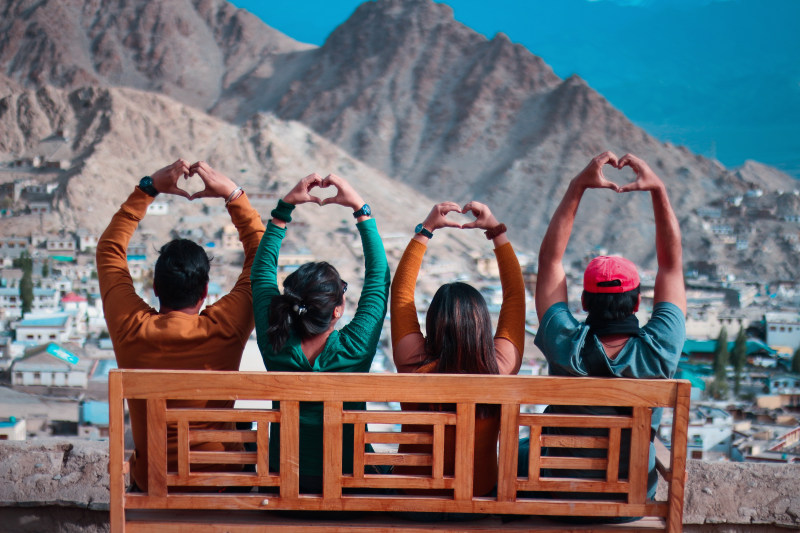 四人让心的手坐在迹象Four People Making Heart Hand Sign While Sitting|人,在户外,女性,山,心,板凳上,男人-海量高质量免版权图片素材-设计师素材-摄影图片-mitapix-美塔图像