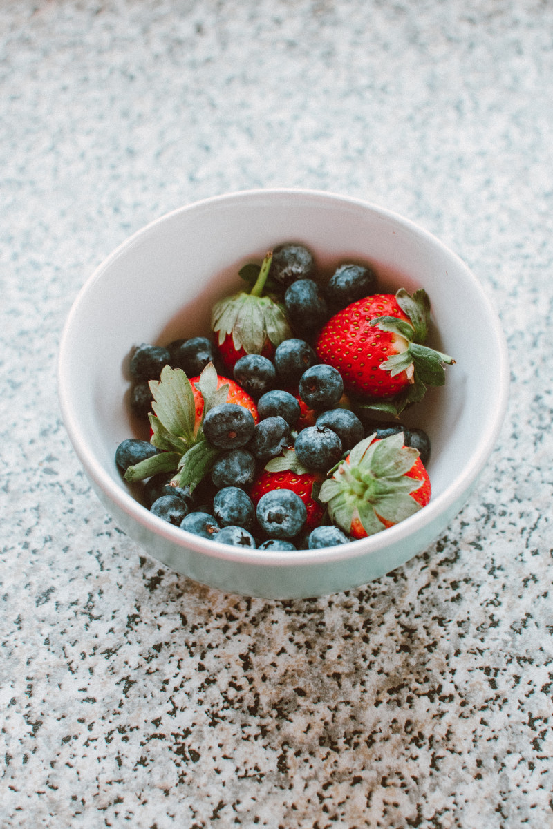 白色陶瓷碗蓝色浆果White Ceramic Bowl With Blue Berries|berries,blueberries,Bowl,breakfast,closeup,delicious,diet,epicure,food,fresh,freshness,fruits,healthy,ingredients,meal,nutrition,refreshment,still life,strawberries,Sweet,table,tasty,健康,成分,新鲜,早餐,水果,浆果,特写,甜,碗,美味,美食,茶点,草莓,营养,蓝莓,表,静物,食品,餐,饮食-海量高质量免版权图片素材-设计师素材-摄影图片-mitapix-美塔图像