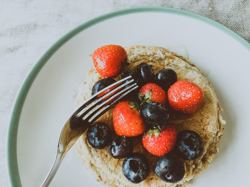 草莓和蓝莓在白板上Strawberries And Blueberries On White Plate|berries,blueberries,delicious,diet,food,fruits,healthy,strawberries,sweets,tasty,健康,水果,浆果,糖果,美味,草莓,蓝莓,食品,饮食-海量高质量免版权图片素材-设计师素材-摄影图片-mitapix-美塔图像