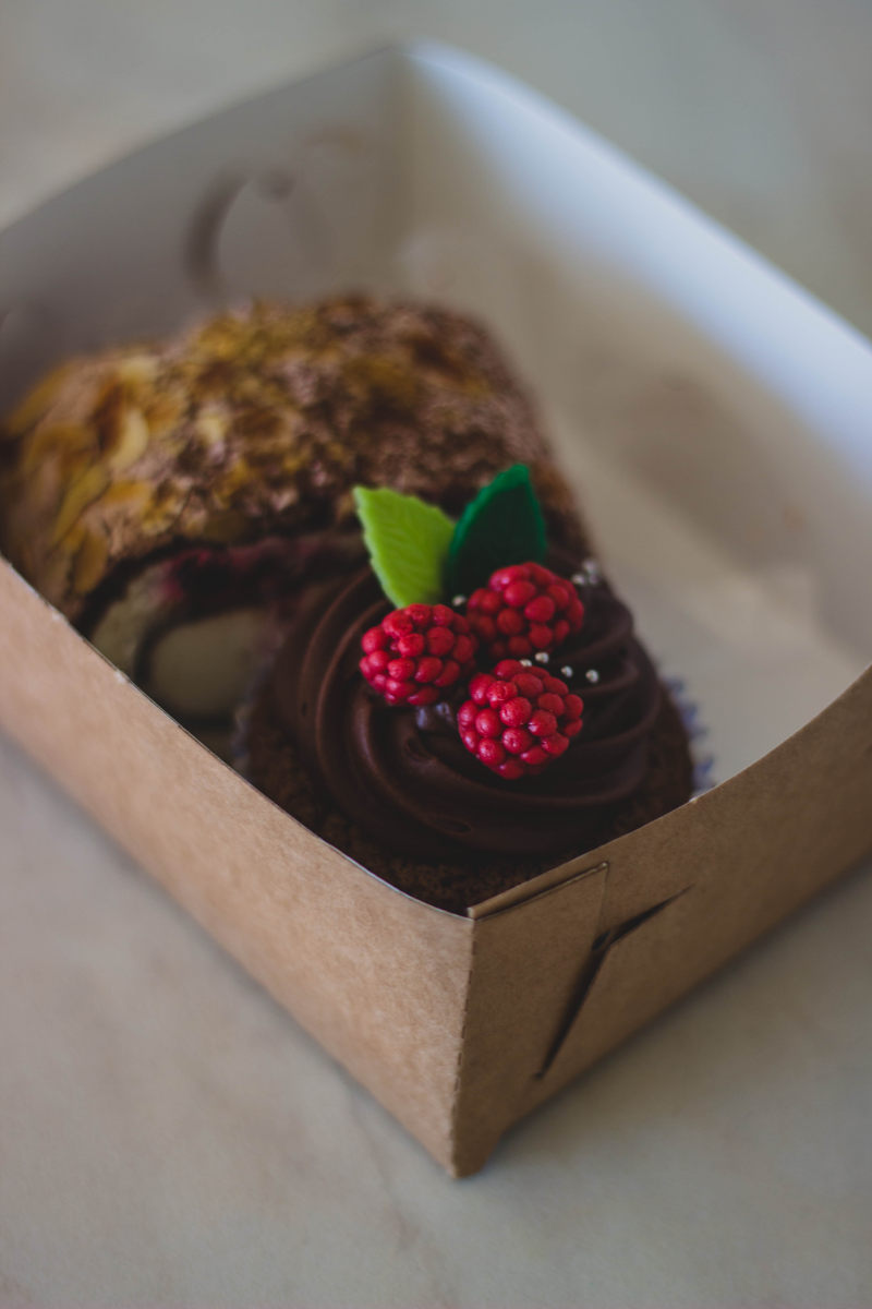 两个蛋糕与顶部的结冰Two Cupcake With Icing on Top|berries,Blur,box,cake,chocolate,delicious,dessert,fruits,pastry,Sweet,sweets,table,tasty,巧克力,桌子,模糊,水果,浆果,甜,甜点,盒子,糕点,糖果,美味,蛋糕-海量高质量免版权图片素材-设计师素材-摄影图片-mitapix-美塔图像