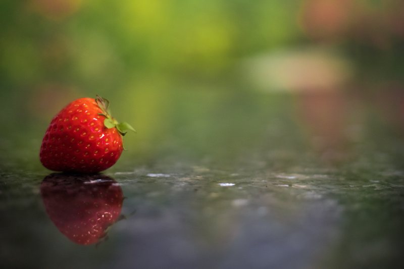 BerryBlur特写|健康,模糊,水果,浆果,湿,特写,红色,绿色,美味,草莓,镜子,闪亮,食物-海量高质量免版权图片素材-设计师素材-摄影图片-mitapix-美塔图像