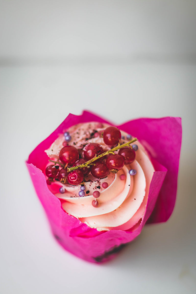 蛋糕和红色浆果Cupcake With Red Berries on Top|水果,浆果,甜点,甜蜜的,糖,糖果,糖衣,结霜,美味的,蛋糕,颜色,食物-海量高质量免版权图片素材-设计师素材-摄影图片-mitapix-美塔图像