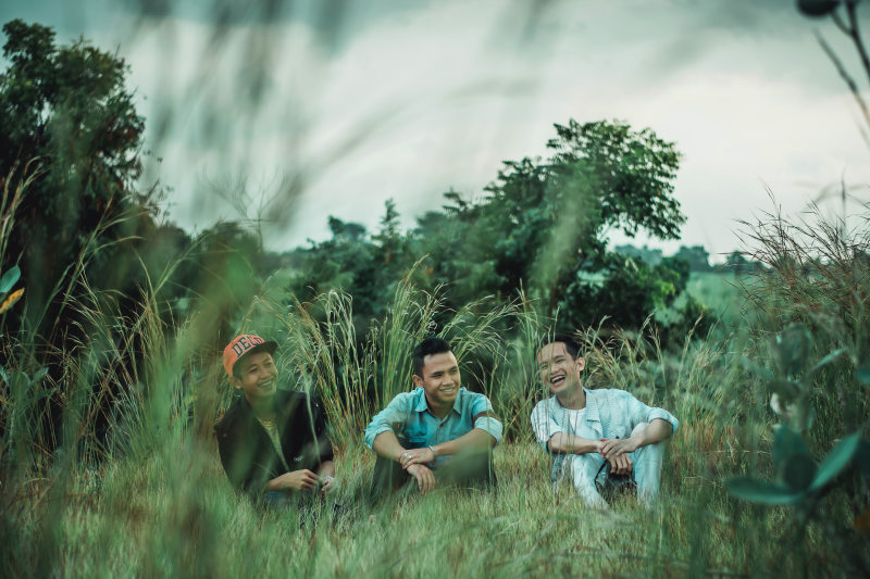 男子坐在草地上的照片Photo of Men Sitting on Grass|best friends,bestfriends,Blur,depth of field,environment,facial expression,Focus,friends,friendship,fun,Grass,grass field,group,group together,guys,Happy,laugh,laughing,leisure,males,men,nature,outdoors,People,photoshoot,recreation,SIT,sitting,Smile,smiling,togetherness,Trees,一起组,乐趣,人,休闲,伙计们,友谊,团结,坐,娱乐,微笑,快乐,户外,拍摄图片,景深,最好的朋友,朋友,树,模糊,焦点,环境,男人,男性,笑,自然,草,草地,集团,面部表情-海量高质量免版权图片素材-设计师素材-摄影图片-mitapix-美塔图像