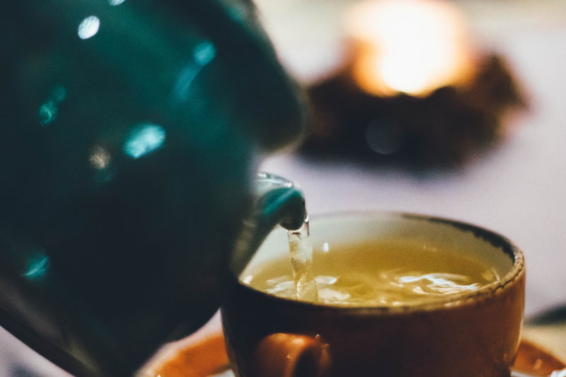 倾吐液体入棕色陶瓷杯的人Person Pouring Liquid Into Brown Ceramic Cup|beverage,Blur,breakfast,caffeine,Christmas,closeup,color,cup,dark,Dawn,delicious,drink,food,glass,Hot,indoors,kettle,liquid,Mug,pour,pouring,still life,table,tea,tea cup,warmly,倒,可口,咖啡因,圣诞节,户内,早餐,杯子,桌子,水壶,浇筑,液体,热,热烈,特写镜头,玻璃,茶,茶杯,迷离,静物,颜色,食物,饮料,黎明,黑暗-海量高质量免版权图片素材-设计师素材-摄影图片-mitapix-美塔图像