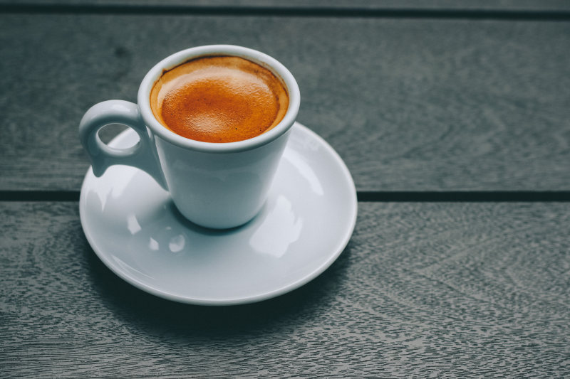 白色陶瓷杯子和碟子White Ceramic Mug and Saucer|beverage,Break,breakfast,brewed coffee,caffeine,cappuccino,coffee,coffee break,coffee cup,coffee drink,coffee table,cream,cup,cup of coffee,dark,drink,espresso,foam,food,Hot,mocha,Mug,porcelain,saucer,table,tableware,wood,休息,卡布奇诺咖啡,咖啡,咖啡休息,咖啡因,咖啡杯,咖啡桌,咖啡饮料,奶油,摩卡咖啡,早餐,木,杯子,桌子,泡沫,浓咖啡,热,煮好的咖啡,瓷器,茶碟,食物,餐具,饮料,黑暗-海量高质量免版权图片素材-设计师素材-摄影图片-mitapix-美塔图像