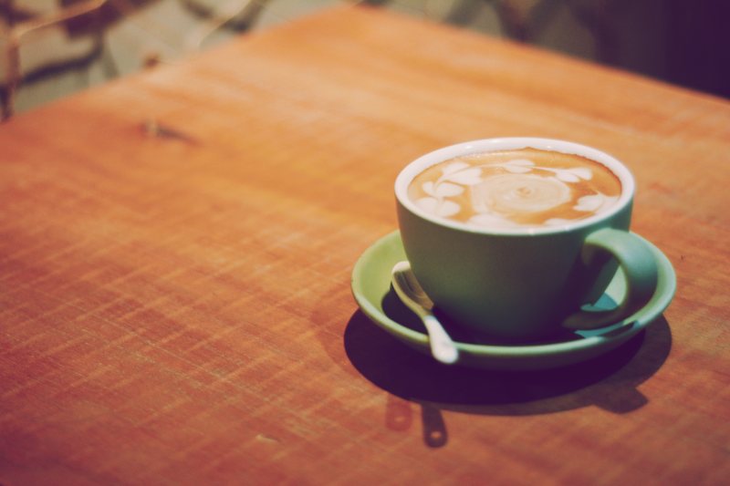 在布朗表面蓝色陶瓷杯碟Blue Ceramic Cup With Saucer on Brown Surface|beverage,caffeine,cappuccino,coffee,cup,cup of coffee,drink,espresso,Hot,latte art,Mug,saucer,table,wood,wooden,一杯咖啡,卡布奇诺咖啡,咖啡,咖啡因,拿铁艺术,木,杯,浓咖啡,热,表,飞碟,饮料,马克杯-海量高质量免版权图片素材-设计师素材-摄影图片-mitapix-美塔图像