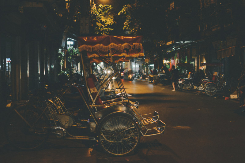 灰色城市道路自行车|交通系统,人行道,城市,城镇,夜生活,夜间,户外,摩托车,树木,电灯,自行车,街道,街道摄影,车轮,道路-海量高质量免版权图片素材-设计师素材-摄影图片-mitapix-美塔图像