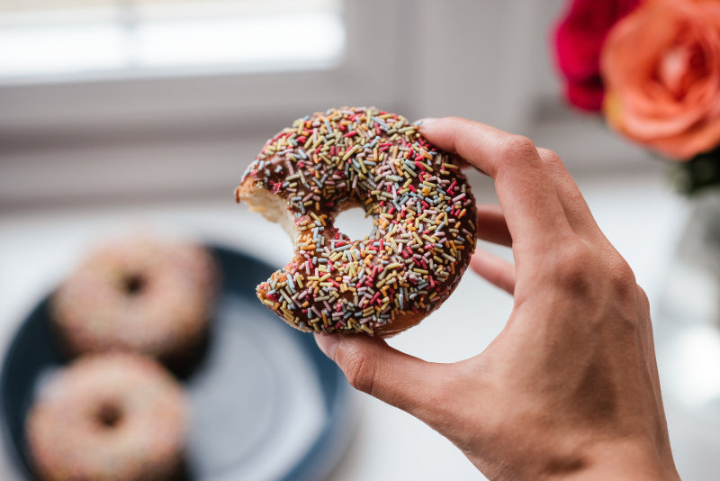 人与小雨甜甜圈Person Holding Doughnut With Sprinkles|Bite,breakfast,cake,candy,chocolate,delicious,dessert,donuts,doughnuts,food,homemade,indoors,pastry,sugar,sweets,treats,咬,室内,巧克力,早餐,油炸圈饼,甜点,甜甜圈,糕点,糖,糖果,美味,自制,蛋糕,零食,食品-海量高质量免版权图片素材-设计师素材-摄影图片-mitapix-美塔图像