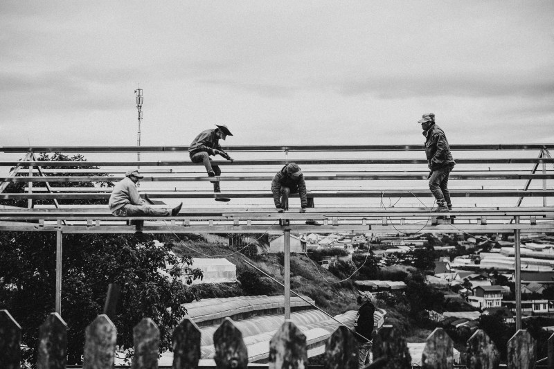 灰色照片的男子在脚手架上工作Grayscale Photo of Men Working on a Scaffolding-black-and-white,blackandwhite,busy,men,monochrome,monochrome photography,People,several,working,人,几个,单色,单色摄影,工作,忙碌,男人,黑白-海量高质量免版权图片素材-设计师素材-摄影图片-mitapix-美塔图像