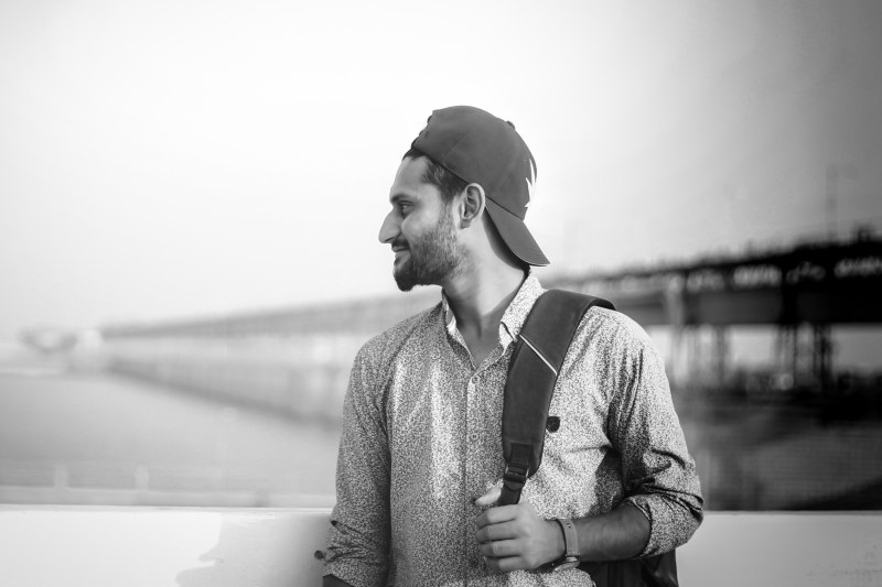 男子戴帽和背着背包Man Wearing Cap And Carrying Backpack|black-and-white,blackandwhite,guy,male,Man,person,人,男,黑与白-海量高质量免版权图片素材-设计师素材-摄影图片-mitapix-美塔图像