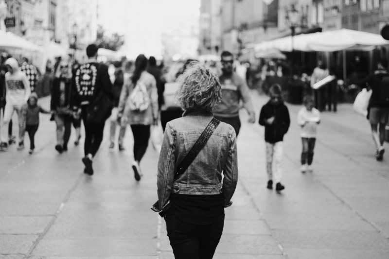 妇女行走的灰度照片|人,女人,服装,街道,黑白-海量高质量免版权图片素材-设计师素材-摄影图片-mitapix-美塔图像