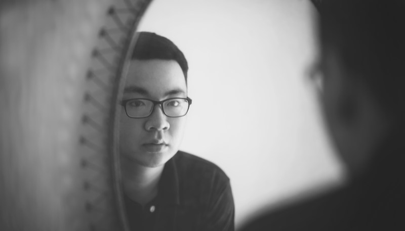 单色摄影的一名男子在镜子前看Monochrome Photography of a Man Looking In front of Mirror-blackandwhite,Blur,boy,closeup,depth of field,eyeglasses,eyewear,face,facial expression,Focus,glasses,guy,indoors,looking,male,Man,mirror,model,monochrome,person,Portrait,Reflection,人,单色,反思,在室内,家伙,景深,模型,模糊,焦点,特写,男孩,男性,看,眼镜,肖像,脸,镜子,面部表情,黑白-海量高质量免版权图片素材-设计师素材-摄影图片-mitapix-美塔图像