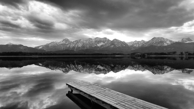 水体的灰度照片Gray Scale Photo of Body of Water|blackandwhite,Clouds,Dawn,dock,foggy,Lake,landscape,mountain,mountains,nature,Ocean,outdoors,panorama,pier,Reflection,River,scenic,Sea,Sky,Travel,Trees,Water,woods,云,全景,反射,天空,山,户外,旅游,景区,景观,有雾,树木,森林,水,河,海,海洋,湖,码头,自然,黎明,黑白-海量高质量免版权图片素材-设计师素材-摄影图片-mitapix-美塔图像