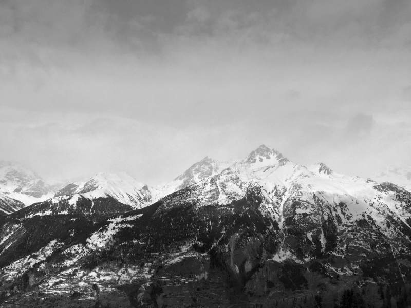 白雪皑皑的群山映衬着天空的美景|寒冷,山脉,户外,落基山脉,雪,风景,黑白-海量高质量免版权图片素材-设计师素材-摄影图片-mitapix-美塔图像