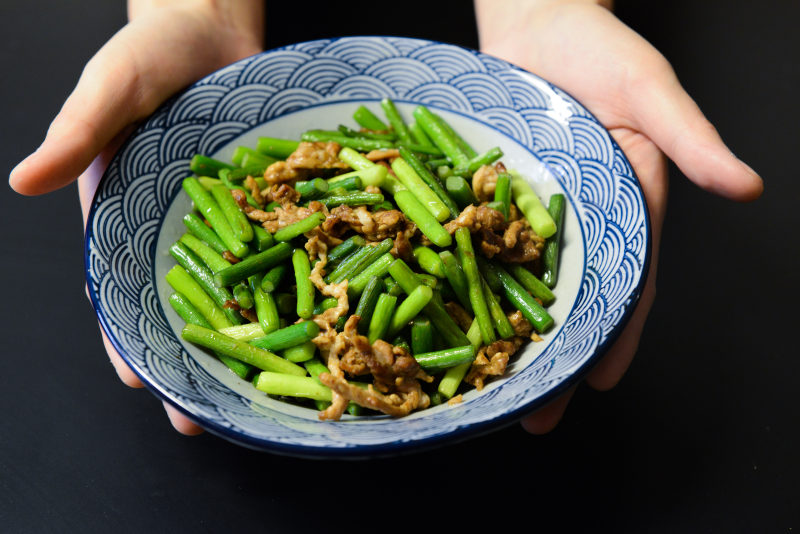 用猪肉炒豆Saute Beans With Pork|black background,chinese food,cooking,cuisine,delicious,dish,eating healthy,food,Hands,healthy,holding,meal,meat,plate,pork,tasty,vegetables,yummy,中餐,举行,健康,吃健康,手,板,烹饪,猪肉,美味,美食,肉,菜,蔬菜,食品,餐,黑色背景-海量高质量免版权图片素材-设计师素材-摄影图片-mitapix-美塔图像