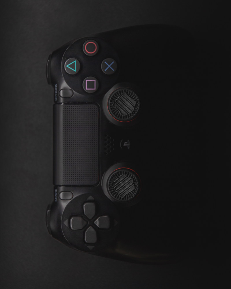 黑色索尼DualShock|PlayStation,PS4,便携式,公共域图像,塑料,娱乐,安全,开关,技术,拨号,按钮,控制,控制台,控制器,无线,显示,游戏,玩,玩具,玩家,现代,电子,电源,视频游戏,计算机,设备,设计,连接,遥控器,黑色,黑色背景-海量高质量免版权图片素材-设计师素材-摄影图片-mitapix-美塔图像