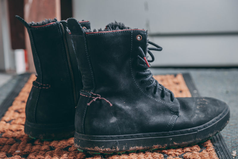 区域地毯上的黑色系带靴Pair of Black Laceup Boots on Area Rug|black,boots,Classic,closeup,color,Fashion,footwear,hiking,hiking boots,lace tie,leather,muddy,outdoors,recreation,rubberize,shoelace,Shoes,sole,wear,winter,winter boots,休闲,冬天,冬靴,徒步旅行,户外,时尚,橡胶,泥泞,特写,登山鞋,皮革,穿,经典,蕾丝领带,靴子,鞋子,鞋带,鞋底,鞋类,颜色,黑色-海量高质量免版权图片素材-设计师素材-摄影图片-mitapix-美塔图像