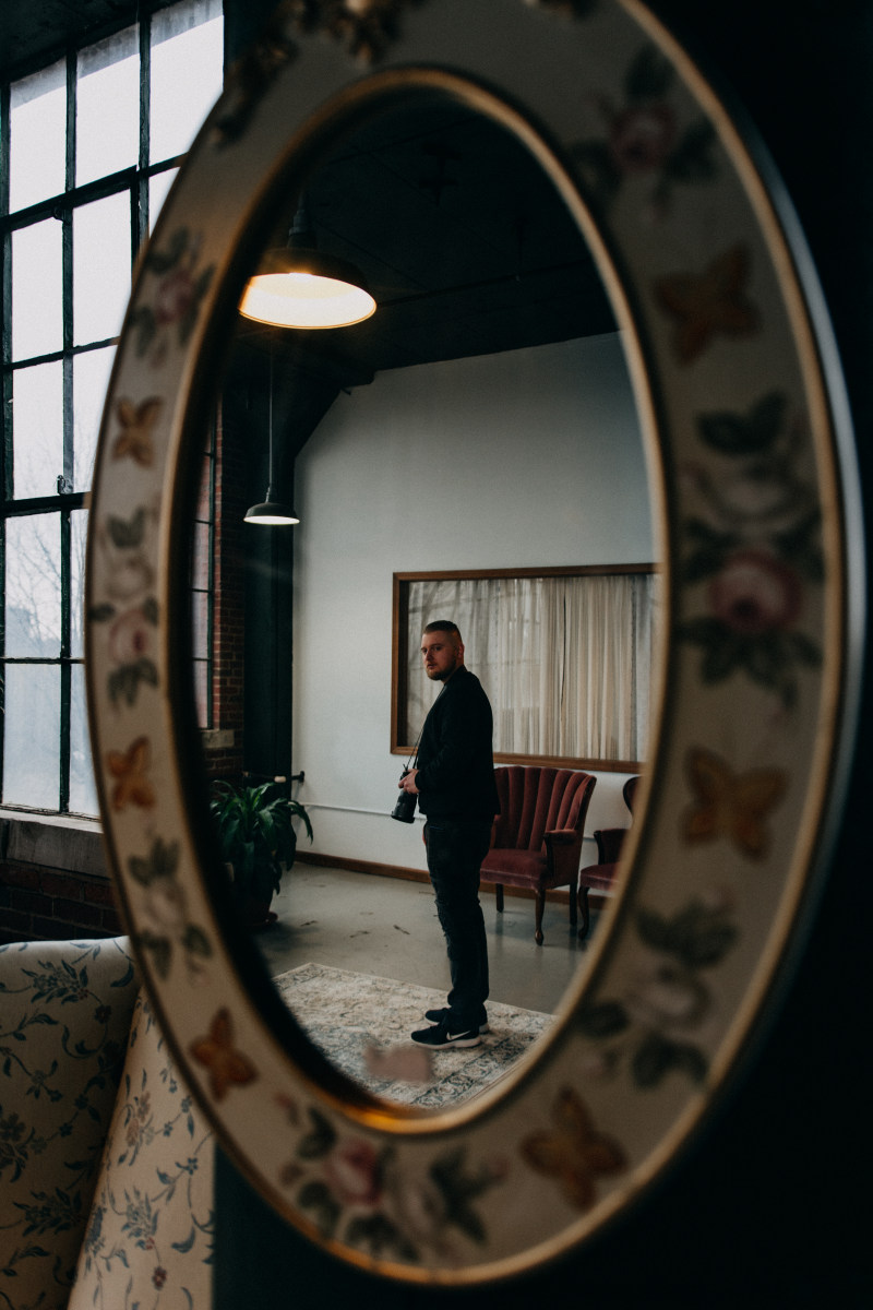 男子站在沙发附近举行相机Man Standing Near Couch Holding Camera-black jacket,black pants,Camera,carpet,ceiling lamp,ceiling lights,chairs,couch,device,furnitures,guy,holding,houseplant,Illuminated,indoor plants,looking,male,Man,mirror,Modern,person,photographer,plant,pose,Reflection,rubber shoes,sneakers,standing,wear,windows,人,反射,吸顶灯,地毯,天花板灯,室内植物,家伙,家具,寻找,控股,摄影师,构成,椅子,植物,橡胶鞋,沙发,照明,现代,男子,男性,相机,穿,窗,站立,设备,运动鞋,镜子,黑色外套,黑色裤子-海量高质量免版权图片素材-设计师素材-摄影图片-mitapix-美塔图像