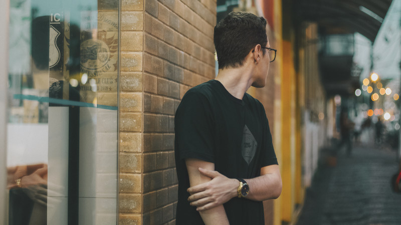 男人站在砖墙Man Standing Near Brick Wall|black shirt,Blur,brick wall,Business,commerce,depth of field,eyeglasses,eyewear,Focus,guy,looking away,male,Man,model,outdoors,pavement,person,photoshoot,pose,shop,standing,store,Urban,wear,业务,之一,人,商务,城市,存储,家伙,常规,店,户外,拍摄,景深,构成,模型,模糊,焦点,男性,看着别处,眼镜,砖墙,穿,路面,黑色衬衫-海量高质量免版权图片素材-设计师素材-摄影图片-mitapix-美塔图像