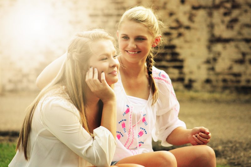 两个女人坐下来微笑Two Women Sitting Down Smiling|blond,friends,Happy,People,sitting,smiling,teenager,teens,women,Young,人,坐,妇女,年轻,微笑,快乐,朋友,金发,青少年-海量高质量免版权图片素材-设计师素材-摄影图片-mitapix-美塔图像