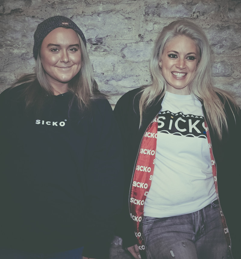 穿着黑夹克的两名微笑的妇女倾斜在灰色墙壁Two Smiling Women Wearing Black Jacket Leaning on Gray Wall|blond hair,couple,facial expression,female,Man,pants,People,Smile,smiling,together,wear,woman,young man,Youth,一起,人,人们,夫妇,女性,妇女,年轻人,微笑,穿戴,表情,裤子,金发,青年时期-海量高质量免版权图片素材-设计师素材-摄影图片-mitapix-美塔图像