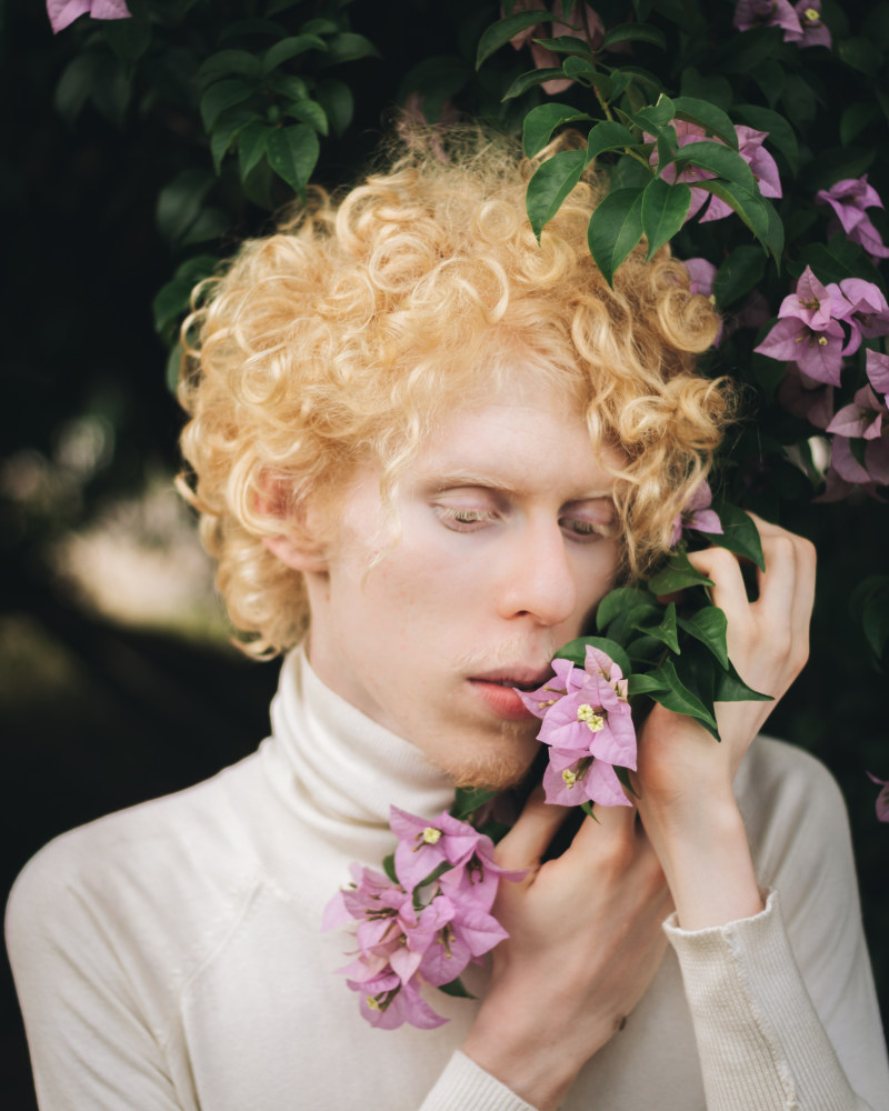 男人穿着长袖衬衫旁边的紫色花瓣Man Wearing Longsleeved Shirt Beside Purple Petaled Flower-blonde,Bloom,Blooming,Blossom,curly hair,delicate,face,finelooking,Flora,Flowers,Leaves,looking down,male,Man,model,outdoors,photoshoot,Portrait,wear,俯视,卷发,叶子,好看,开花,户外,拍摄照片,植物群,模型,男人,男性,盛开,穿,精致,绽放,肖像,脸,花,金发-海量高质量免版权图片素材-设计师素材-摄影图片-mitapix-美塔图像