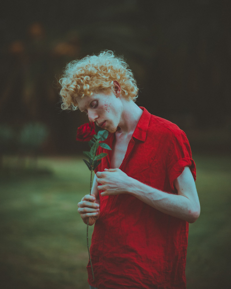 男人嗅红玫瑰Man Smelling Red Rose-blonde,curly hair,delicate,Fashion,Flower,holding,Leaves,male,Man,model,outdoors,photoshoot,posing,red,Red Rose,skinny,smelling,stem,wear,卷发,叶子,嗅到,干,户外,拍摄,控股,时尚,构成,模型,男人,男性,瘦,穿,精致,红玫瑰,红色,花卉,金发-海量高质量免版权图片素材-设计师素材-摄影图片-mitapix-美塔图像