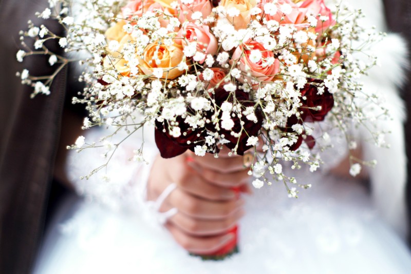 人持有束花Person Holding Bouquet of Flower|仪式,传统的,女人,婚礼,婚纱,布鲁姆,开花,手,插花,新娘,新郎,时尚,明亮的,植物区系,模糊,特写镜头,玫瑰,白色的,盛开的,花,花束,衣服,颜色-海量高质量免版权图片素材-设计师素材-摄影图片-mitapix-美塔图像