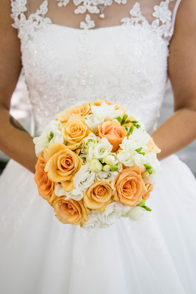 人穿着白色婚纱拿着鲜花花束Person in White Bridal Gown Holding Flower Bouquet|仪式,优雅的,女人,女孩,婚姻,婚礼,婚纱,布鲁姆,庆祝活动,开花,插花,新娘,植物区系,玫瑰,花,花束-海量高质量免版权图片素材-设计师素材-摄影图片-mitapix-美塔图像