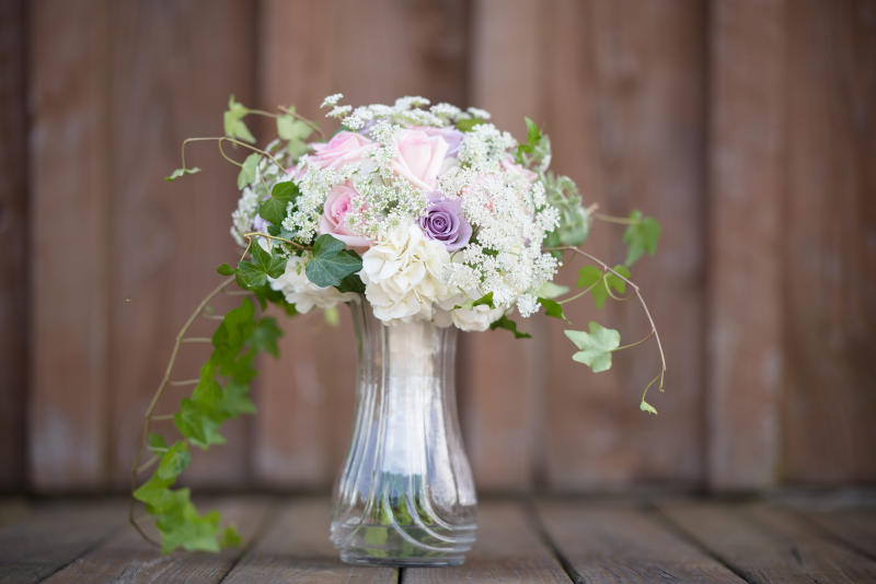 花瓶有白色和紫色的花Vase With White And Purple Flowers|布鲁姆,开花,植物区系,花,花瓣,花瓶,装饰-海量高质量免版权图片素材-设计师素材-摄影图片-mitapix-美塔图像