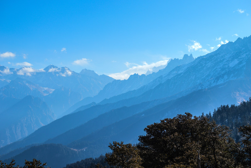 山川风光照片|云,冬天,冰,冷,冻结,天空,山,山峰,户外,日光,景色,树,树林,白天,自然,蓝色,蓝色的山,雪,雪山,雾,霜,风景,高-海量高质量免版权图片素材-设计师素材-摄影图片-mitapix-美塔图像