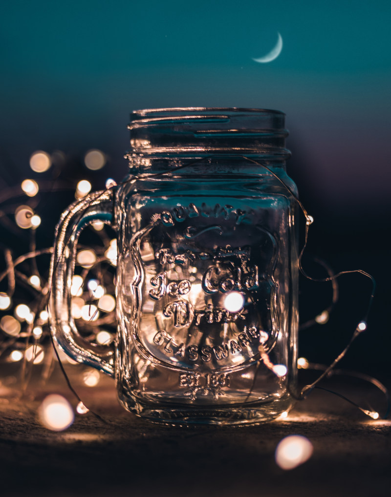 浅焦点清楚玻璃Mason Jar与圣诞树小彩灯的照片Shallow Focus Photograph of Clear Glass Mason Jar With Fairy Lights|Jar,喝,地板上,地面,容器,散景,晚上,月亮,杯,杯子,清洁,灯,特写镜头,玻璃,瓶,空,蓝色的,领导,颜色,黑暗-海量高质量免版权图片素材-设计师素材-摄影图片-mitapix-美塔图像