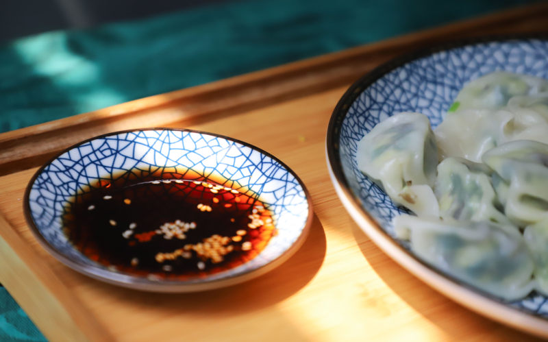 圆蓝酱油碟-传统,木制托盘,木材,桌子,烹饪,特写,盘子,碗,美味,美食,膳食,自制,菜肴,营养,蓝,酱油,静物,食物,餐具,饺子-海量高质量免版权图片素材-设计师素材-摄影图片-mitapix-美塔图像