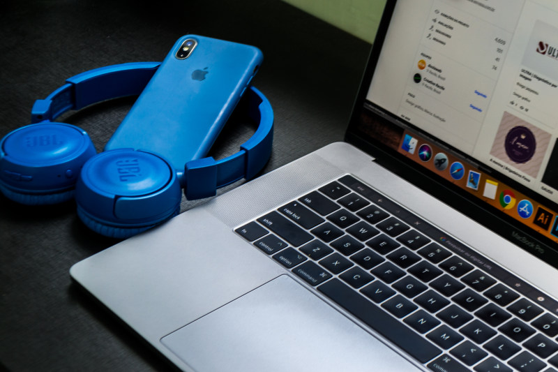 Macbook Pro在蓝色的无线耳机Macbook Pro Beside Blue Wireless Headphones|iPhone,iPhone X,macbook pro,互联网,办室,在室内,屏幕,工作空间,工作站,技术,数据,无线,显示,智能手机,桌子上,电子产品,电脑,移动PC,耳机,苹果笔记本电脑,蓝色的,表,设备,设计师,连接,键盘-海量高质量免版权图片素材-设计师素材-摄影图片-mitapix-美塔图像