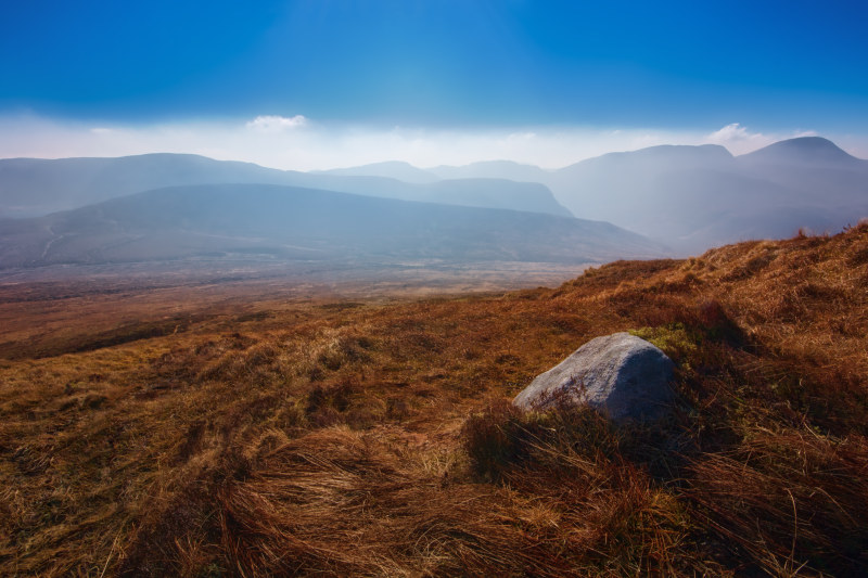 布朗草地的照片Photo of Brown Grass Field-云,在户外,多雾的,天空,山,岩石,日光,景观,有雾的,草,草地,蓝色的天空,雾,风景,风景优美的-海量高质量免版权图片素材-设计师素材-摄影图片-mitapix-美塔图像