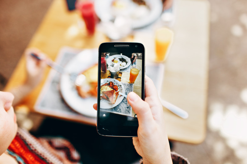 人拿着手机拍照的食物Person Holding Phone Taking Picture of Served Food|iPhone,人,咖啡,喝,在室内,女人,女孩,手,手机,技术,拍照,早午餐,早餐,智能手机,模糊,模糊的背景,移动电话,美味的,蛋,表,食物-海量高质量免版权图片素材-设计师素材-摄影图片-mitapix-美塔图像