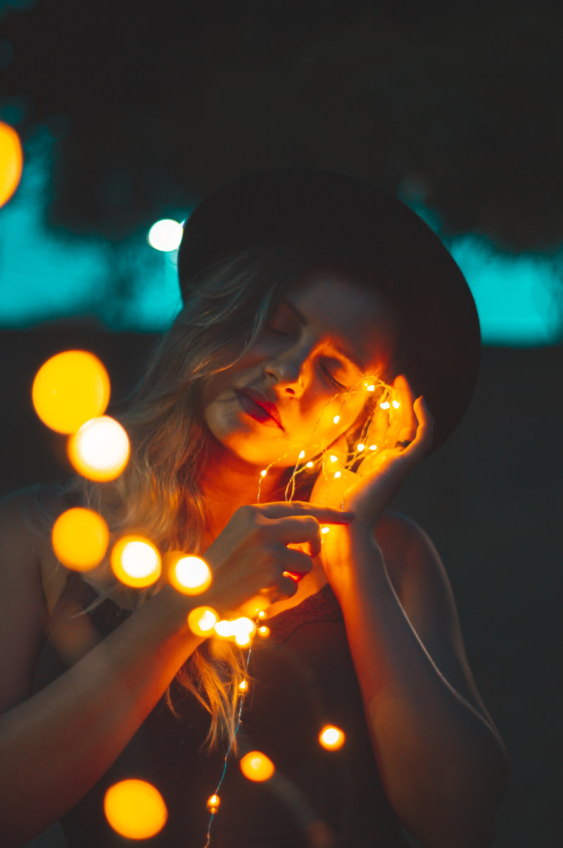 女人拿着黄色的字符串Woman Holding Yellow String Lights|Blur,bokeh,bright,Celebration,color,dark,energy,evening,festival,Focus,glisten,Illuminated,Light,luminescence,Music,Night,person,string lights,wear,woman,人,光,光明,发光,夜,女人,字符串灯,庆祝活动,散景,晚上,暗,模糊,焦点,照明,穿,能源,节日,闪亮,音乐,颜色-海量高质量免版权图片素材-设计师素材-摄影图片-mitapix-美塔图像