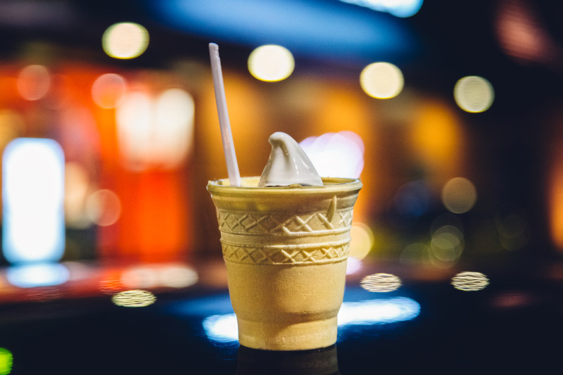 米色圆锥装满白色香草冰淇淋Beige Cone Filled With White Vanilla Ice Cream|冰淇淋,冰淇淋甜筒,散景,晶片,模糊,灯,甜蜜的,美味的-海量高质量免版权图片素材-设计师素材-摄影图片-mitapix-美塔图像