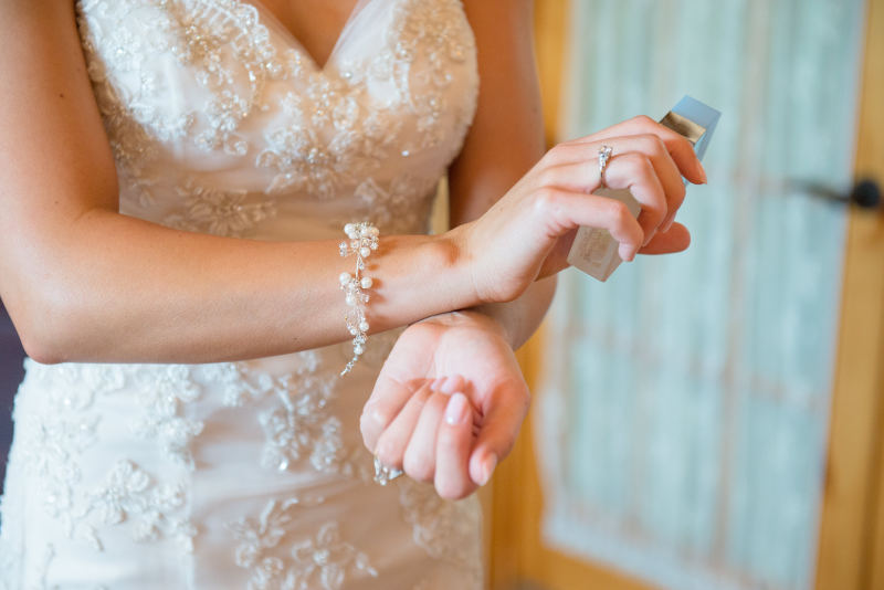 特写照片的女人擦香水在手腕上Close-Up Photo of Woman Rubbing Perfume On Her Wrist|人,夫人,奢侈品,女,女人,婚纱,手,手镯,新娘,时尚,景深,模糊,焦点,环,白色的裙子,穿,结婚戒指,结婚礼服,衣服,钻石戒指,风格,香水-海量高质量免版权图片素材-设计师素材-摄影图片-mitapix-美塔图像