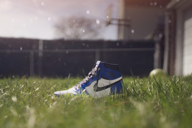 Air Jordan的选择性焦点摄影1Selective Focus Photography of Air Jordan 1|Blur,branding,check,closeup,depth of field,Focus,footwear,Grass,jordan,Leaves,logo,nike,outdoors,shoe,shoelace,sneakers,style,wear,叶子,品牌,户外,景深,标志,检查,模糊,焦点,特写,穿,约旦,耐克,草,运动鞋,鞋,鞋带,鞋类,风格-海量高质量免版权图片素材-设计师素材-摄影图片-mitapix-美塔图像