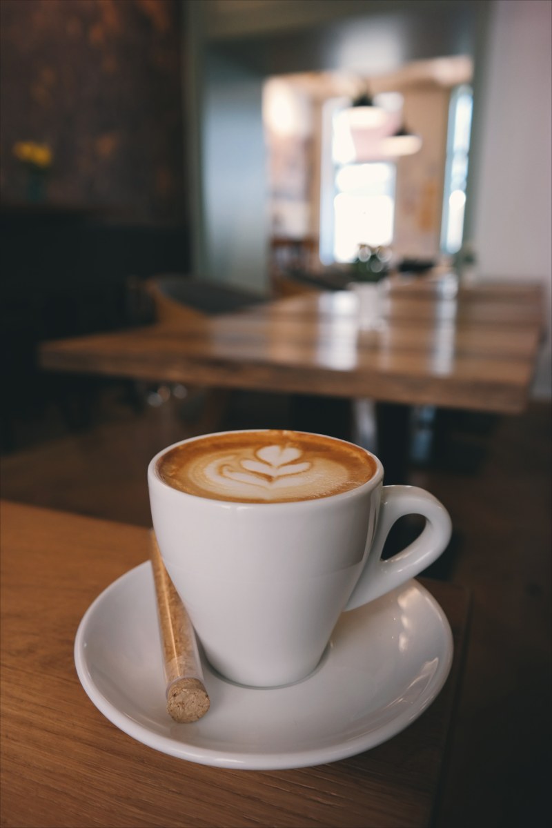 咖啡杯Coffee Cup|Blur,Break,breakfast,caffeine,cappuccino,closeup,coffee,cup,drink,espresso,foam,Hot,milk,mocha,Mug,saucer,table,wood,休息,卡布奇诺咖啡,咖啡,咖啡因,摩卡咖啡,早餐,木头,杯子,桌子,模糊,泡沫,浓咖啡,热,牛奶,特写镜头,茶碟,饮料-海量高质量免版权图片素材-设计师素材-摄影图片-mitapix-美塔图像