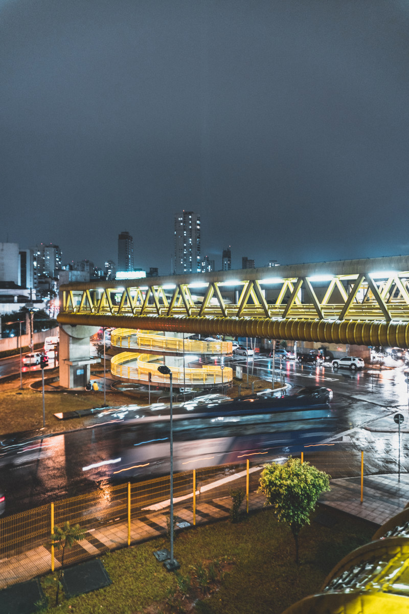 夜景中的灯火通明的城市|交通,傍晚,光条纹,商业,城市,延时,建筑物,户外,旅行,桥梁,模糊,汽车,灯柱,街道,车辆,运动,运输系统,道路,黄昏-海量高质量免版权图片素材-设计师素材-摄影图片-mitapix-美塔图像