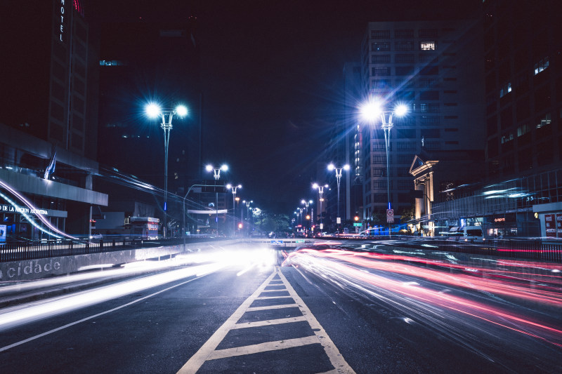 建筑物附近的灰色混凝土道路|交通,交通系统,傍晚,光带,公共汽车,城市,夜景,夜景摄影,夜灯,夜间,市区,快速,旅行,桥梁,模糊,汽车,灯光,街道,车灯,运动,运输,通勤,速度,道路,长曝光,高速公路,黄昏,黑暗-海量高质量免版权图片素材-设计师素材-摄影图片-mitapix-美塔图像