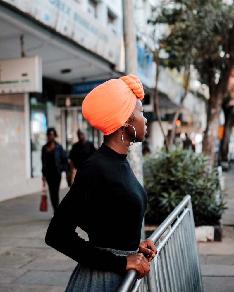 女人戴头巾的照片Photo of Woman Wearing Turban|Blur,Building,City,commerce,depth of field,earring,female,Focus,headscarf,headwear,lady,long sleeves,looking away,metal railings,pavement,person,photoshoot,pose,side view,store,Street,Trees,turban,Urban,wear,woman,人,侧视图,商务,城市,头巾,头饰,女人,女性,存储,建筑,拍摄,景深,构成,树木,模糊,焦点,看着别处,穿,耳环,街,路面,那位女士,金属栏杆,长袖-海量高质量免版权图片素材-设计师素材-摄影图片-mitapix-美塔图像