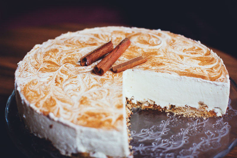 在木质表面白色的芝士蛋糕White Cheesecake on Wooden Surface|板,模糊,焦点,特写镜头,甜蜜的,糕点,糖,美味的,肉桂,芝士蛋糕,蛋糕,食物-海量高质量免版权图片素材-设计师素材-摄影图片-mitapix-美塔图像