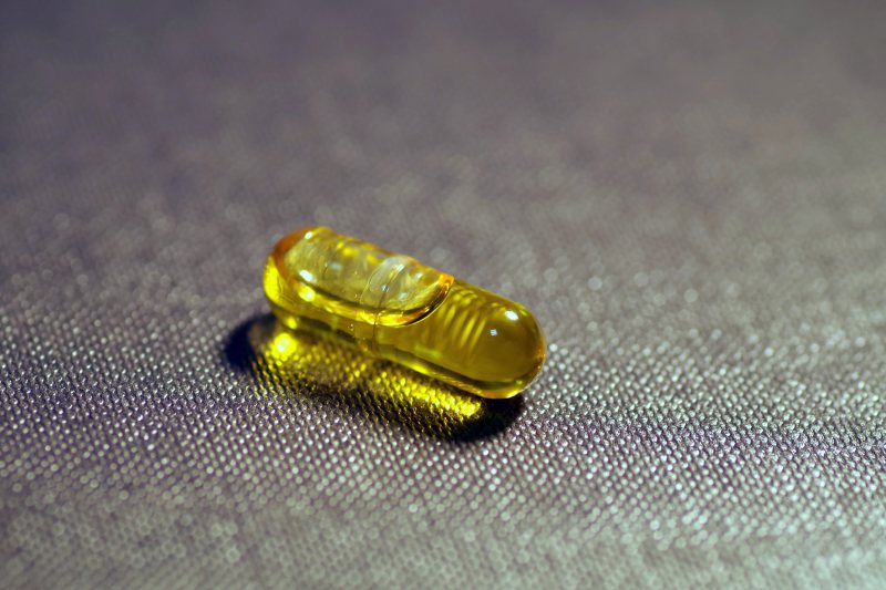 清楚胶囊与黄色的液体Clear Capsule With Yellow Liquid-健康,医学,医疗,医疗保健,平板电脑,概念上的,模糊,治愈,治疗,特写镜头,疾病,维生素D,胶囊,药丸,药物,药物治疗,静物画,预防,颜色,鱼肝油,黄色的,黄金-海量高质量免版权图片素材-设计师素材-摄影图片-mitapix-美塔图像