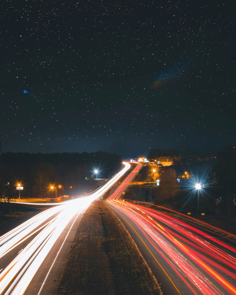 游戏中时光倒流摄影的汽车在夜间路过Timelapse Photography of Car Passing by the Road during Nighttime|Blur,cars,evening,expressway,fast,highway,hurry,Illuminated,light streaks,Lights,long exposure,Night,nightsky,road,roadway,starry sky,stars,timelapse,traffic,transportation system,交通,亮条纹,公路,夜晚,夜景,快点,快速,时间 失效,星星,星空,晚上,模糊,汽车,灯光,照明,运输系统,道路,长时间曝光,高速公路-海量高质量免版权图片素材-设计师素材-摄影图片-mitapix-美塔图像