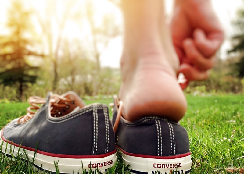 一双黑色Converse全明星低帮运动鞋Pair of Black Converse Allstar Lowtop Sneakers|Blur,chucks,closeup,Converse,Fashion,feet,Focus,foot,footwear,Grass,leisure,outdoors,Park,recreation,Shoes,sneakers,summer,wear,wearing,休闲,公园,匡威,夏天,夹头,娱乐,户外,时尚,模糊,焦点,特写,穿,穿着,脚,草,运动鞋,鞋子,鞋类-海量高质量免版权图片素材-设计师素材-摄影图片-mitapix-美塔图像