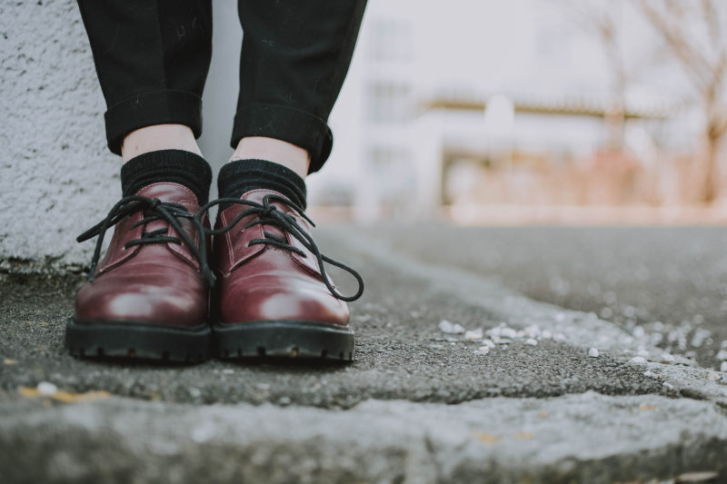 人穿着皮鞋Person Wearing Leather Shoes|Blur,closeup,concrete,depth of field,Fashion,Focus,footwear,leather shoes,outdoors,pavement,person,shoelaces,sidewalk,socks,standing,wear,人,人行道,户外,时尚,景深,模糊,混凝土,焦点,特写,皮鞋,穿,站立,袜子,路面,鞋带,鞋类-海量高质量免版权图片素材-设计师素材-摄影图片-mitapix-美塔图像